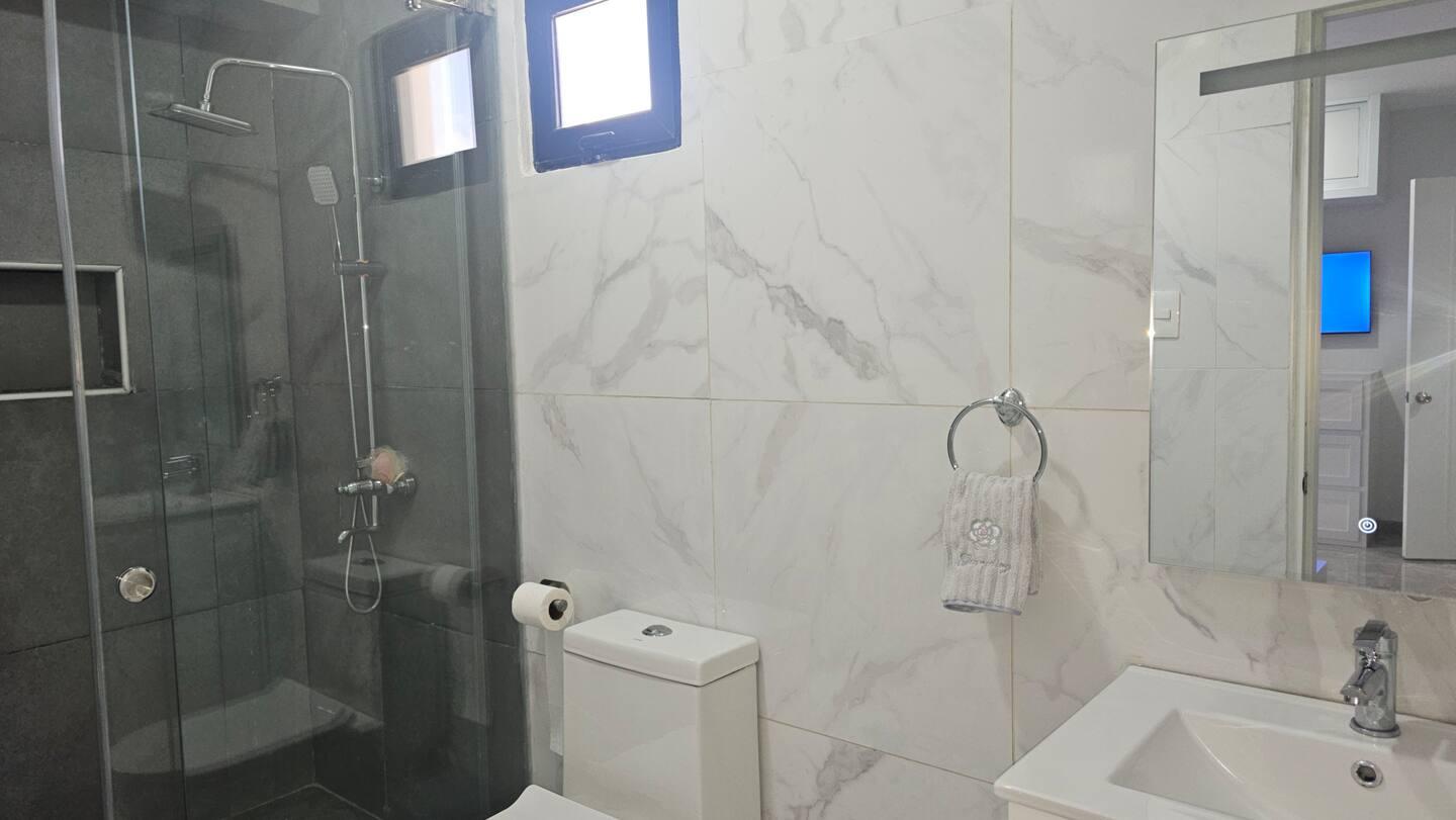 Modern 2BR Apartment with Balcony – Los Castillos