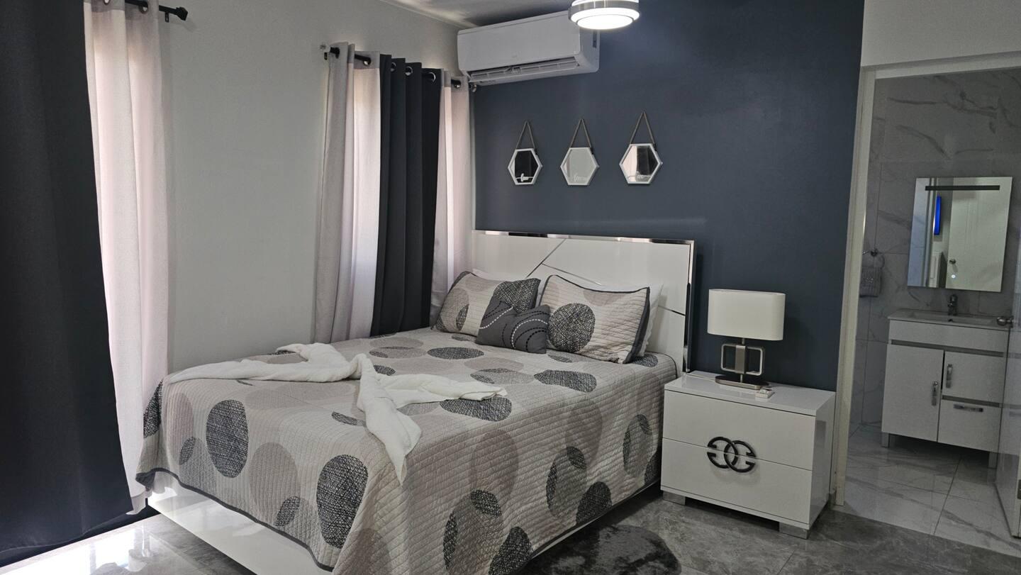 Modern 2BR Apartment with Balcony – Los Castillos