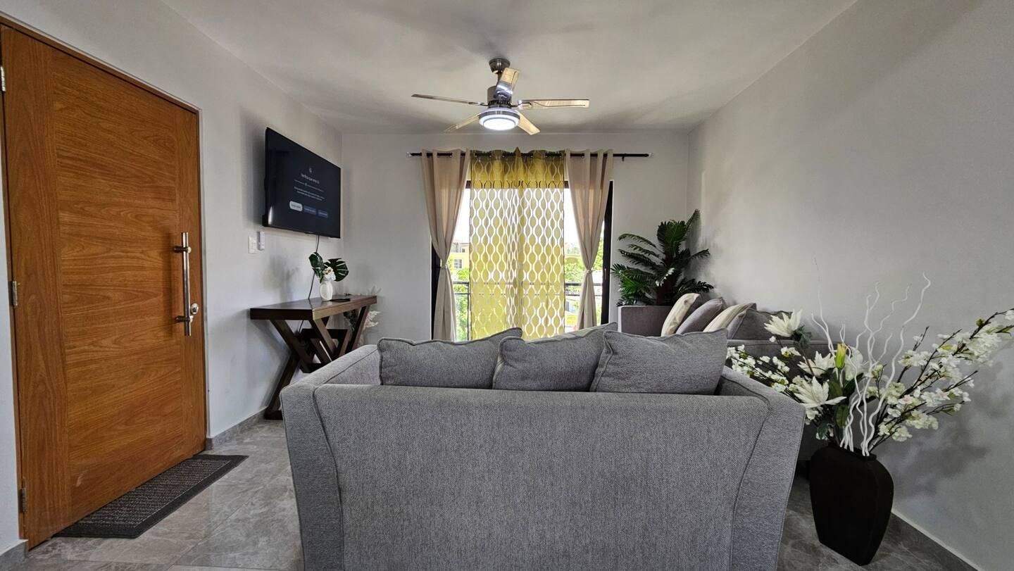 Modern 2BR Apartment with Balcony – Los Castillos