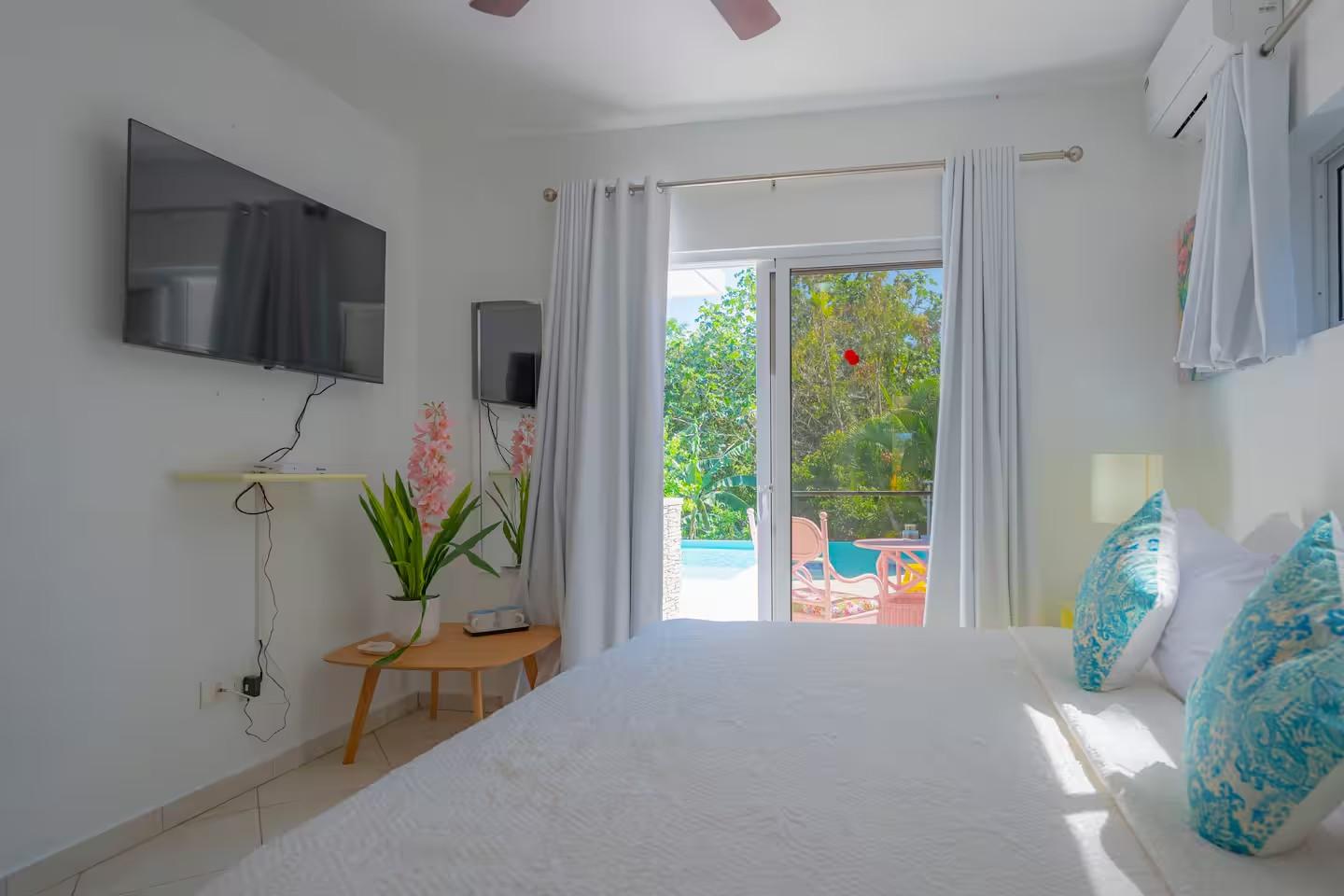 4BR Sosua Villa w/ Bar, Pool & Lounge Areas