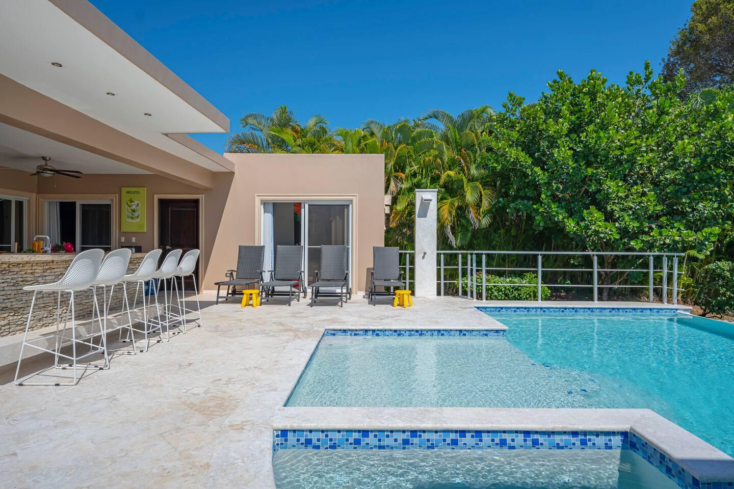 4BR Sosua Villa w/ Bar, Pool & Lounge Areas