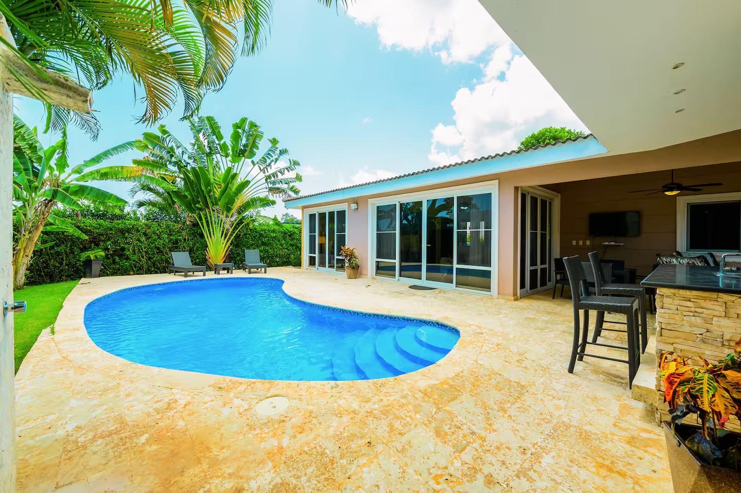 Casa Linda 2BR Contemporary Villa w/ Private Pool & Bar