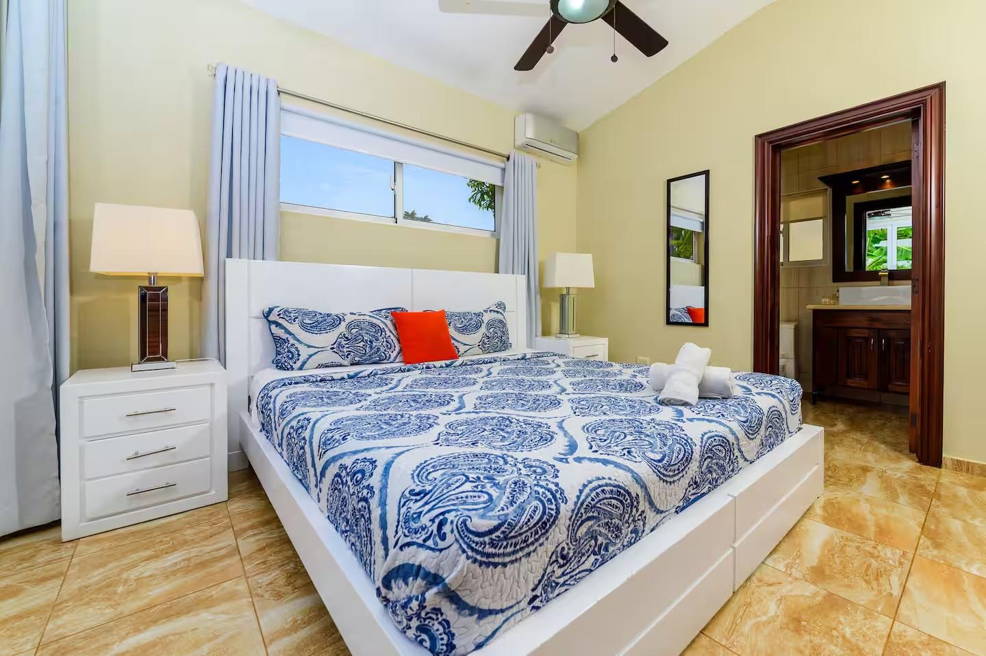 Casa Linda 2BR Contemporary Villa w/ Private Pool & Bar