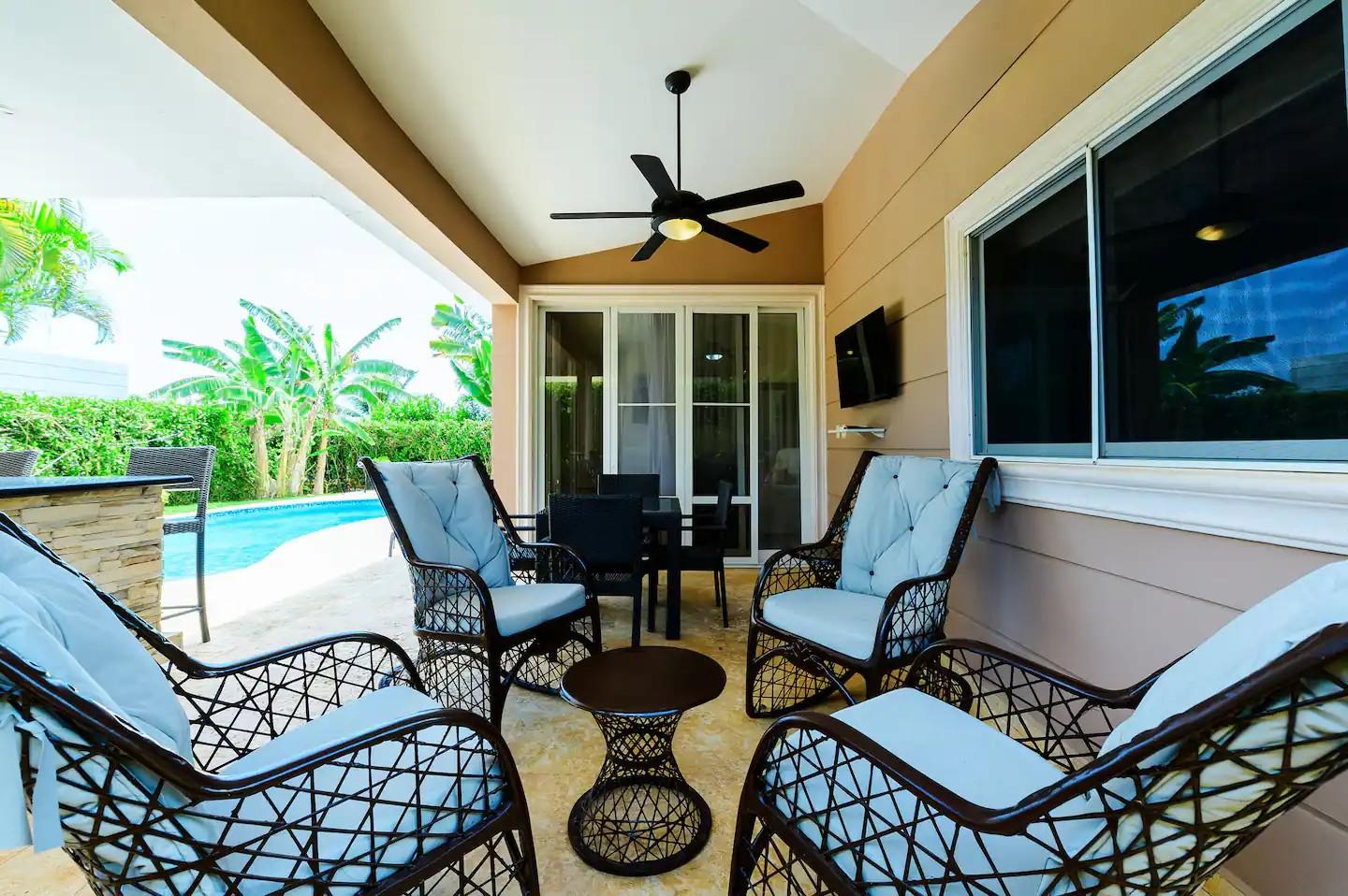 Casa Linda 2BR Contemporary Villa w/ Private Pool & Bar