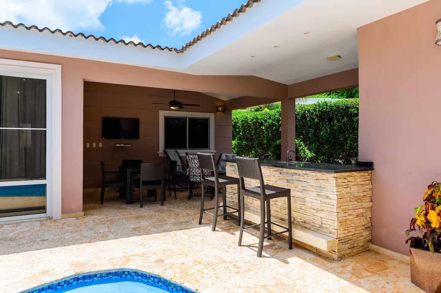 Casa Linda 2BR Contemporary Villa w/ Private Pool & Bar