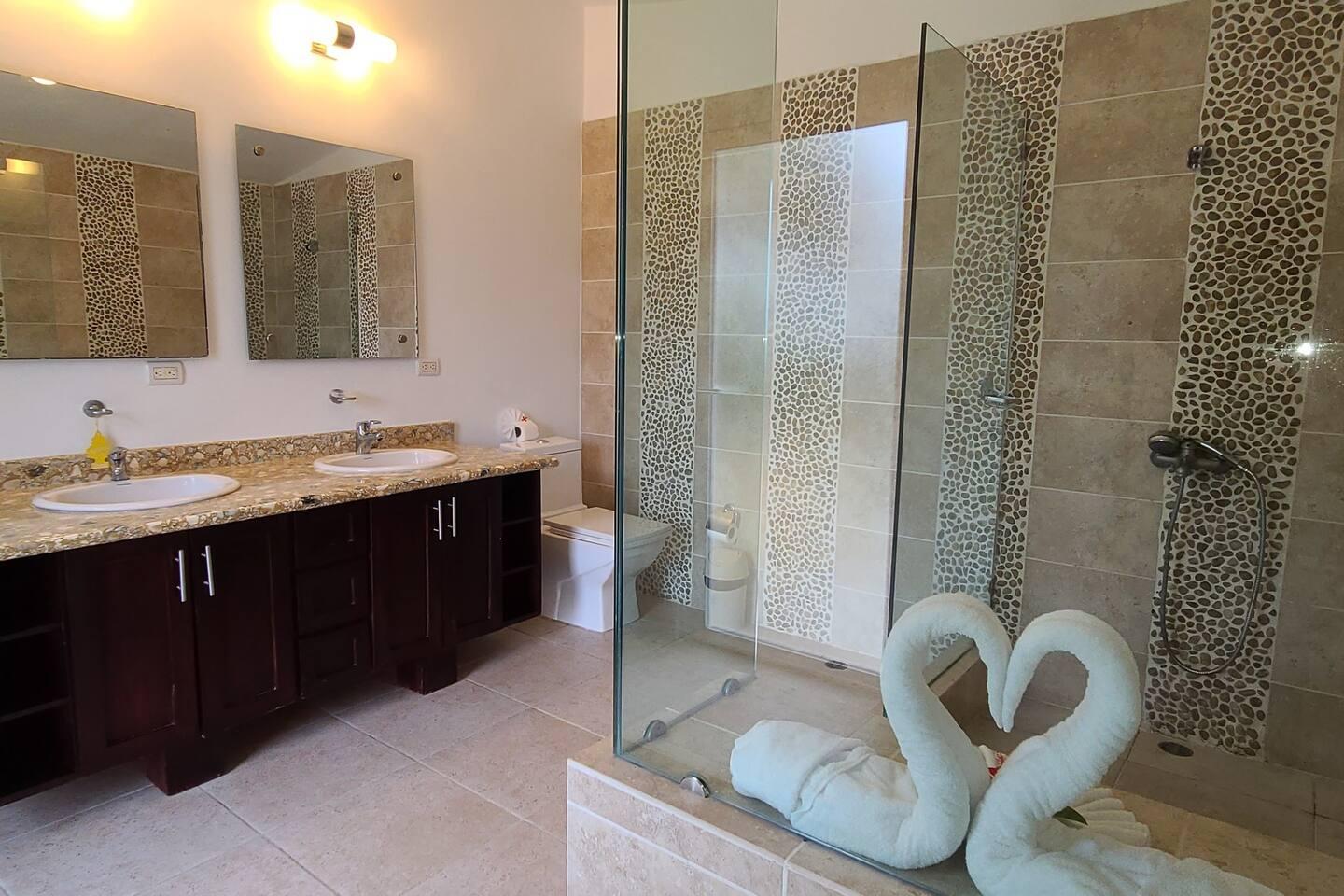 Villa Hermosa – Spacious 4BR Pool Villa Walkable to Downtown