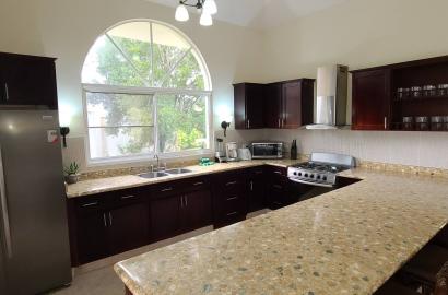 Villa Hermosa – Spacious 4BR Pool Villa Walkable to Downtown