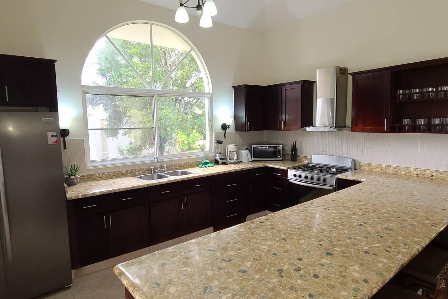 Villa Hermosa – Spacious 4BR Pool Villa Walkable to Downtown